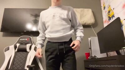 Haydenbrooksx gets off on jerk off and cumming in solo video