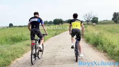 Edoardo Fresia and Samuele Cunto have a wild time in the cycling ring