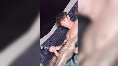 Bareback fun with my boyfriend in the jacuzzi: Svandylove and her boyfriend have a blast