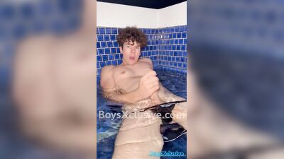 Bareback fun with my boyfriend in the jacuzzi: Svandylove and her boyfriend have a blast