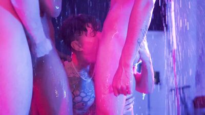 Chris_legal and Jusstelvedin take turns showering & cumming in just the right way