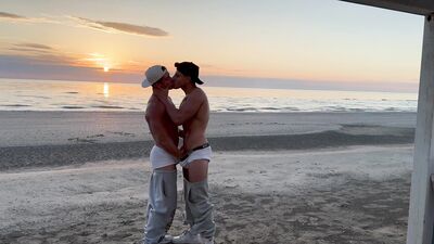 Manuel Dosio & Vlett23qx give a beach blowjob and moan in ecstasy