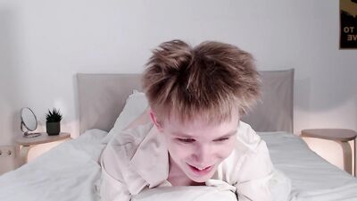 Young Timmy Ross Enjoying A Dildo On His Camshow